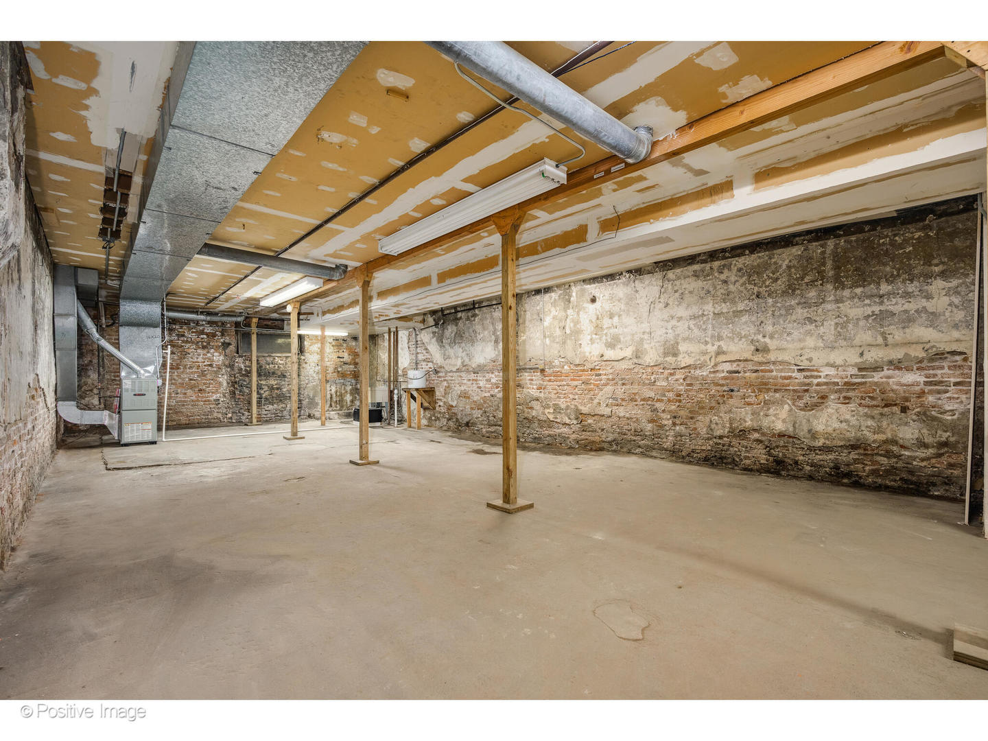 740 North Wells Street Chicago, IL 60654 - Photo 40 of 47 a view of an empty room with windows