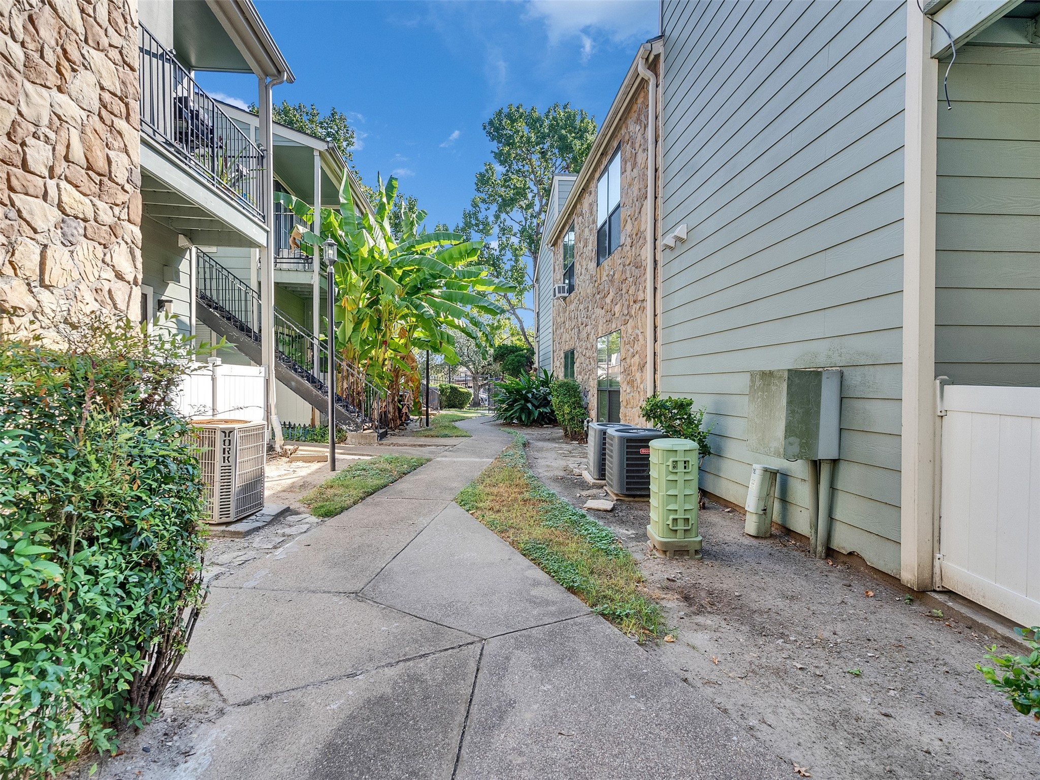 3764 Tanglewilde Street, Unit H8 Houston, TX 77063 - Photo 17 of 22 a view of a house with backyard and garden
