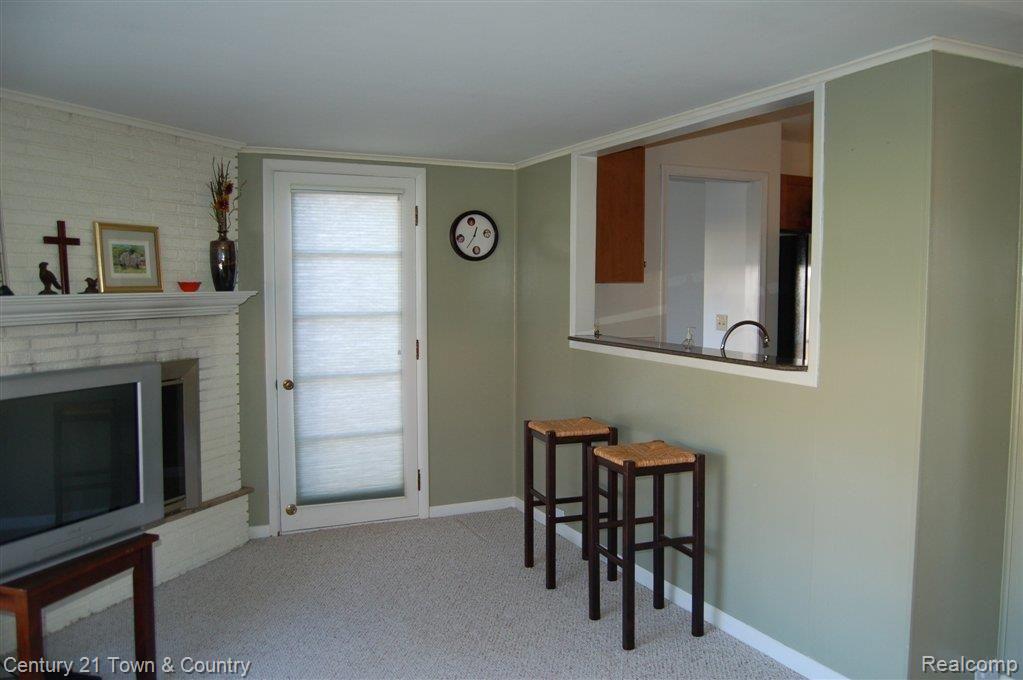 18882 Beverly Road Franklin, MI 48025 - Photo 8 of 25 Family Room + fireplace!