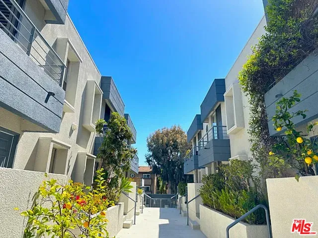 $2,550 | 4083 Tujunga Avenue, Unit 203, Studio City, CA 91604