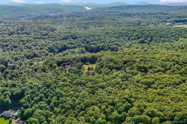 a view of a large yard with lots of green space