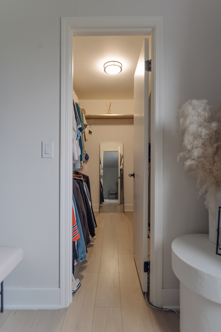 8100 West Foster Lane, Unit 508 Niles, IL 60714 - Photo 22 of 42 a view of a hallway with workspace