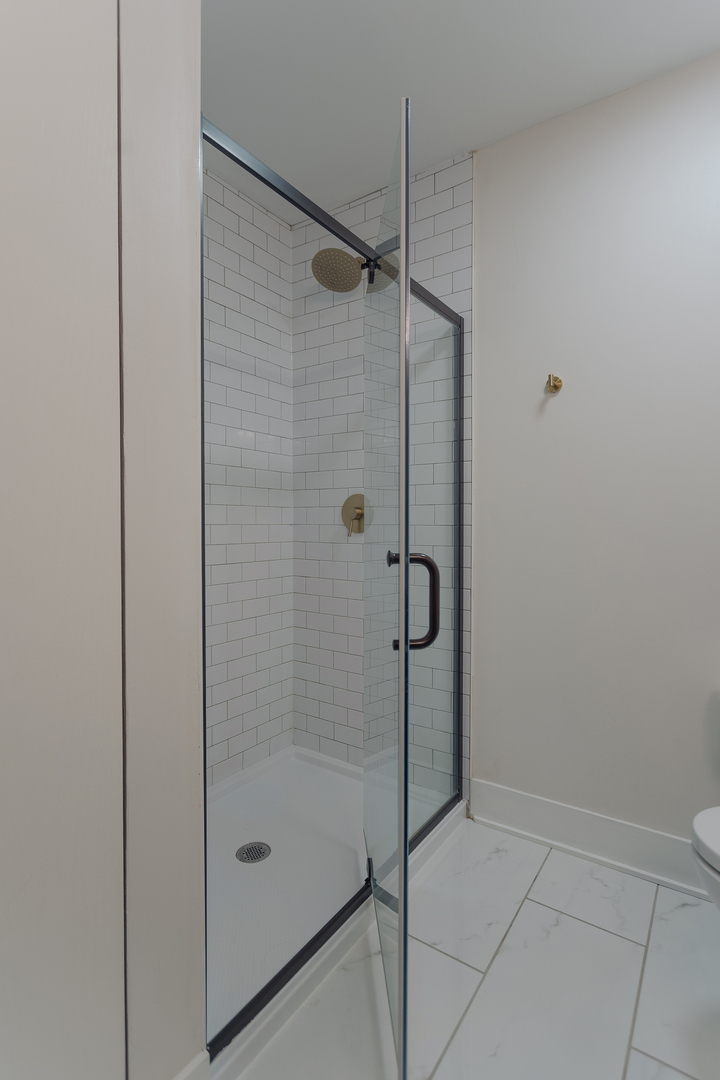 8100 West Foster Lane, Unit 508 Niles, IL 60714 - Photo 28 of 42 a bathroom with a shower