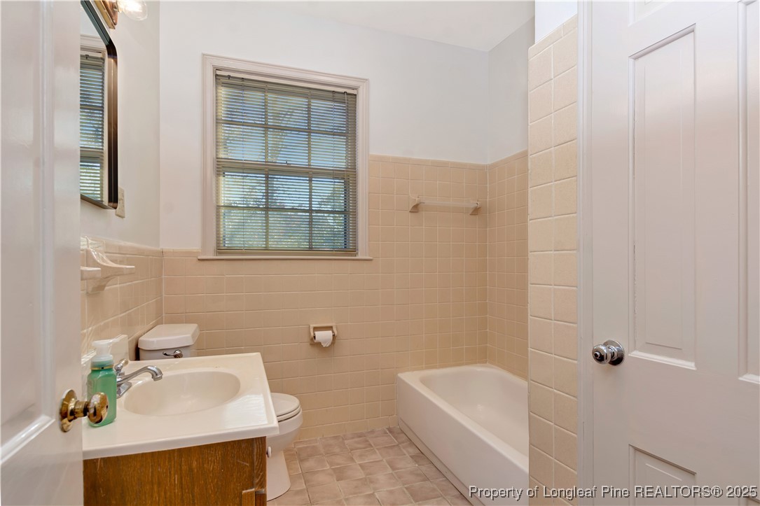 704 B T Road Lumberton, NC 28358 - Photo 27 of 45 a bathroom with a sink toilet and bathtub