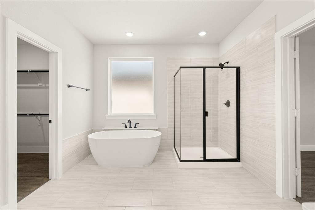 1724 Nesting Robin Lane Krum, TX 76249 - Photo 21 of 40 a spacious bathroom with a bathtub and shower