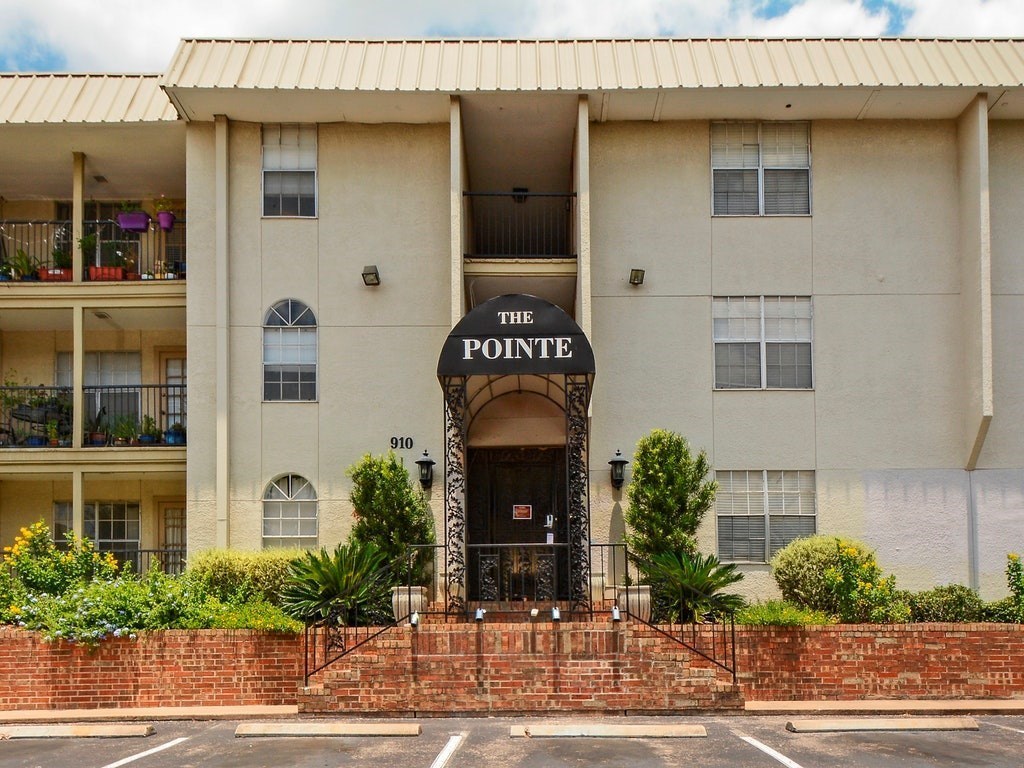 910 Duncan Lane, Unit 52 Austin, TX 78705 - Photo 7 of 9 a front view of a house with garden