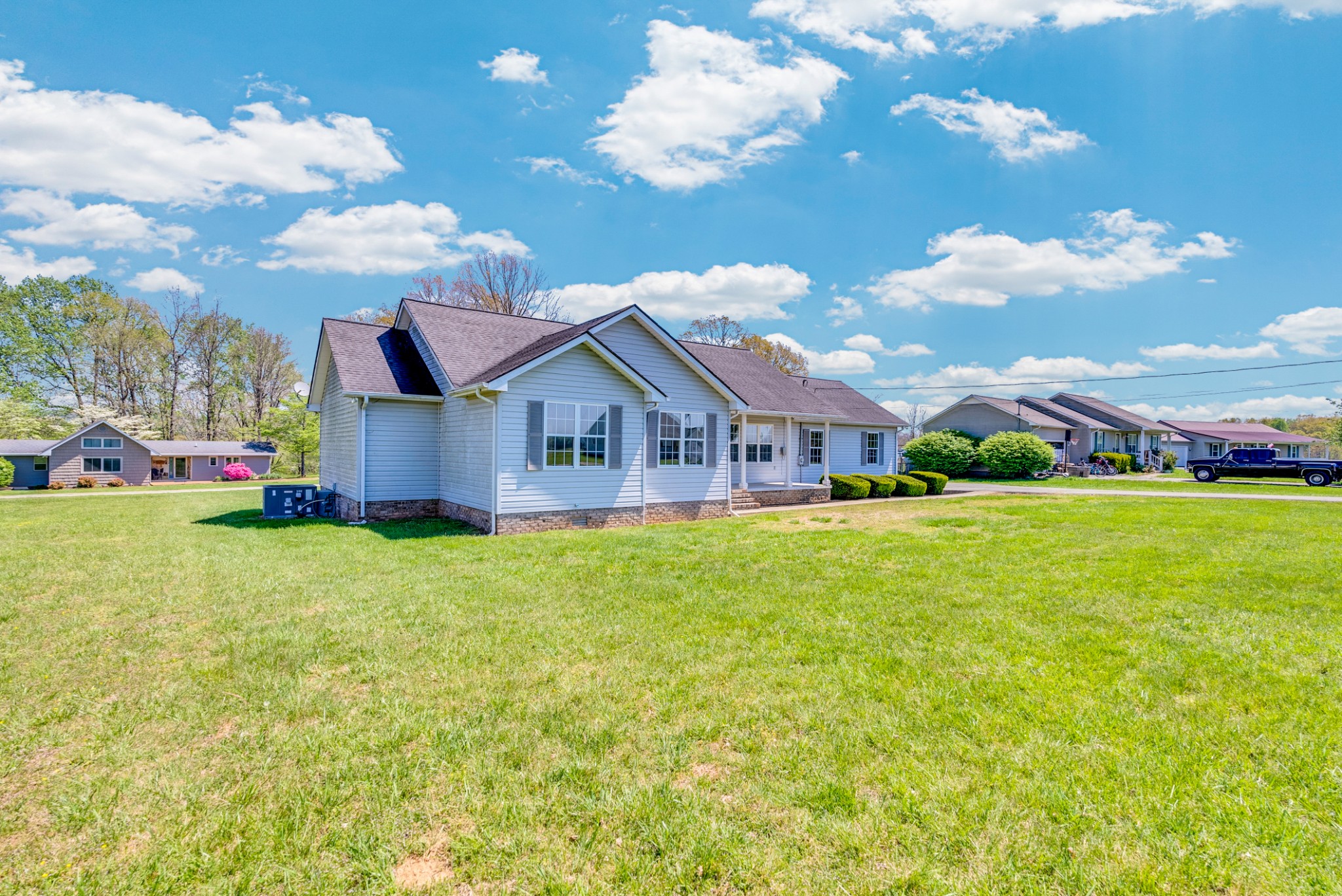199 Tomahawk Lane Doyle, TN 38559 - Photo 3 of 29 a front view of a house with garden