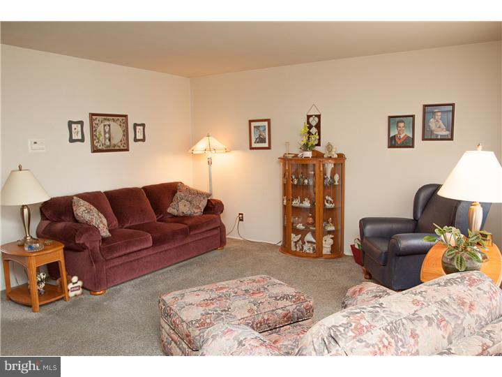 441 Meadowcroft Road Woodbury, NJ 08096 - Photo 4 of 25 Living Room