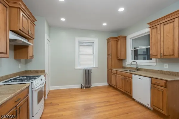 $2,600 | 31 Cloverhill Place, Unit 1, Montclair, NJ 07042