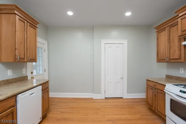 $2,600 | 31 Cloverhill Place, Unit 1, Montclair, NJ 07042