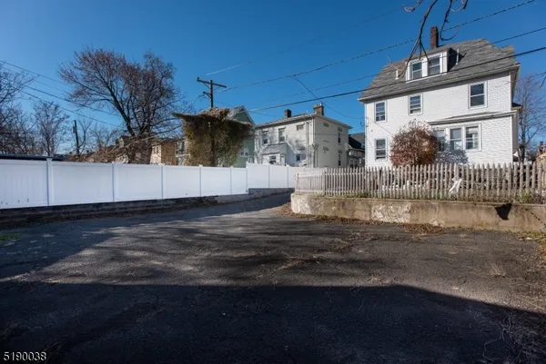 $2,600 | 31 Cloverhill Place, Unit 1, Montclair, NJ 07042