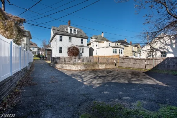 $2,600 | 31 Cloverhill Place, Unit 1, Montclair, NJ 07042