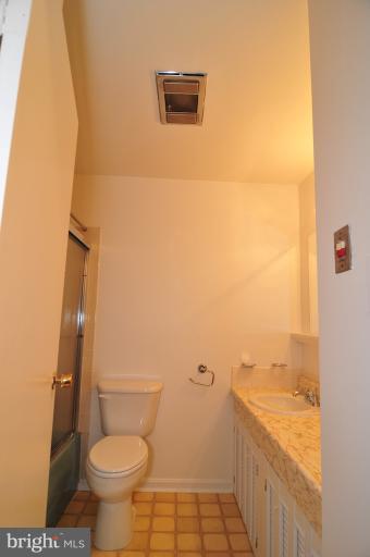 602 East Roanoke Road Sterling, VA 20164 - Photo 20 of 22 Bath