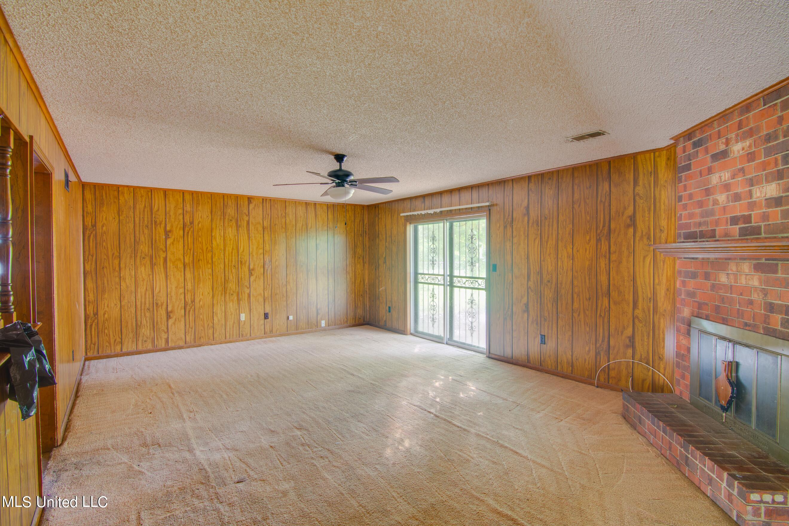 6780 River Birch Road Walls, MS 38680 - Photo 3 of 13 Living Room