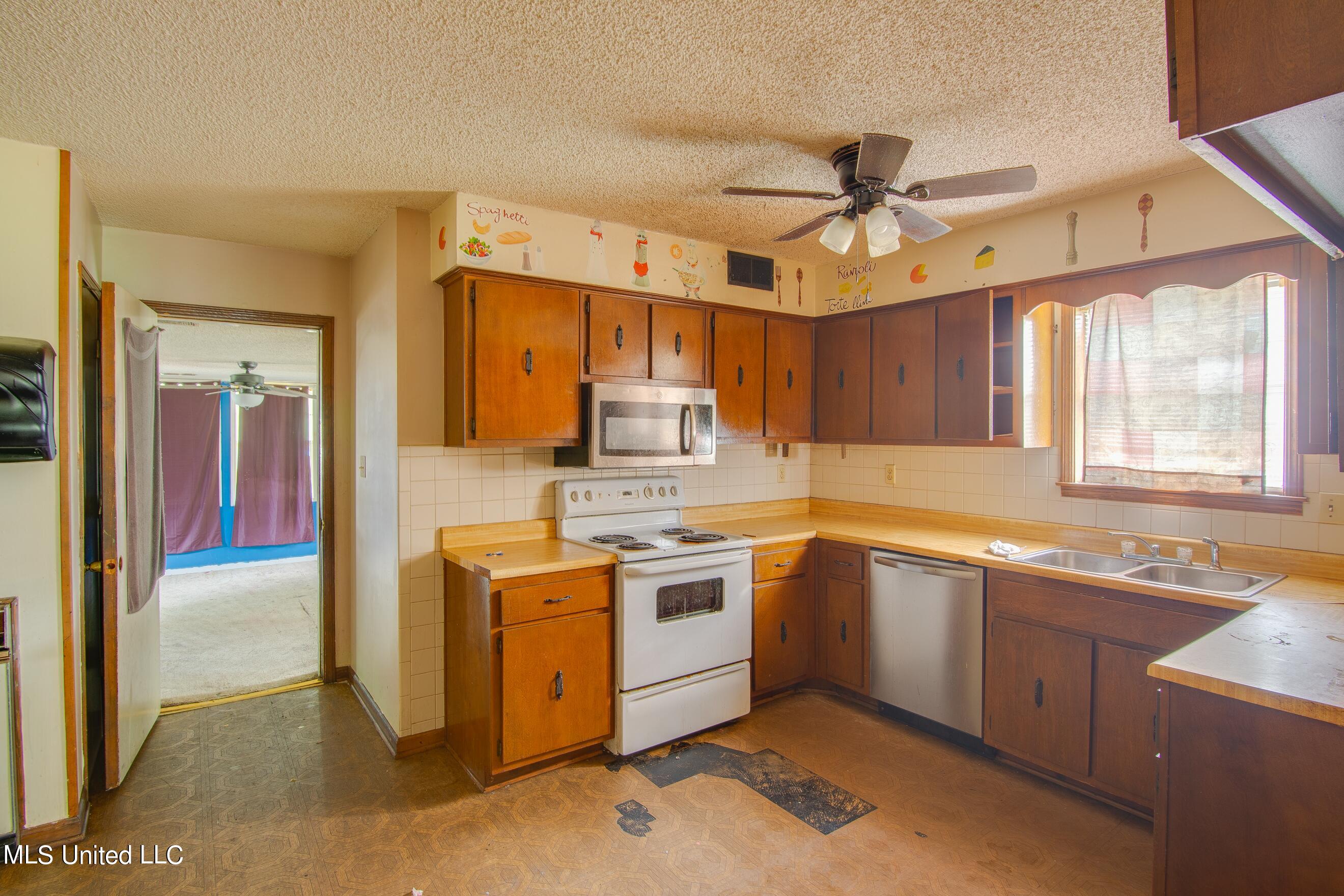 6780 River Birch Road Walls, MS 38680 - Photo 4 of 13 Kitchen