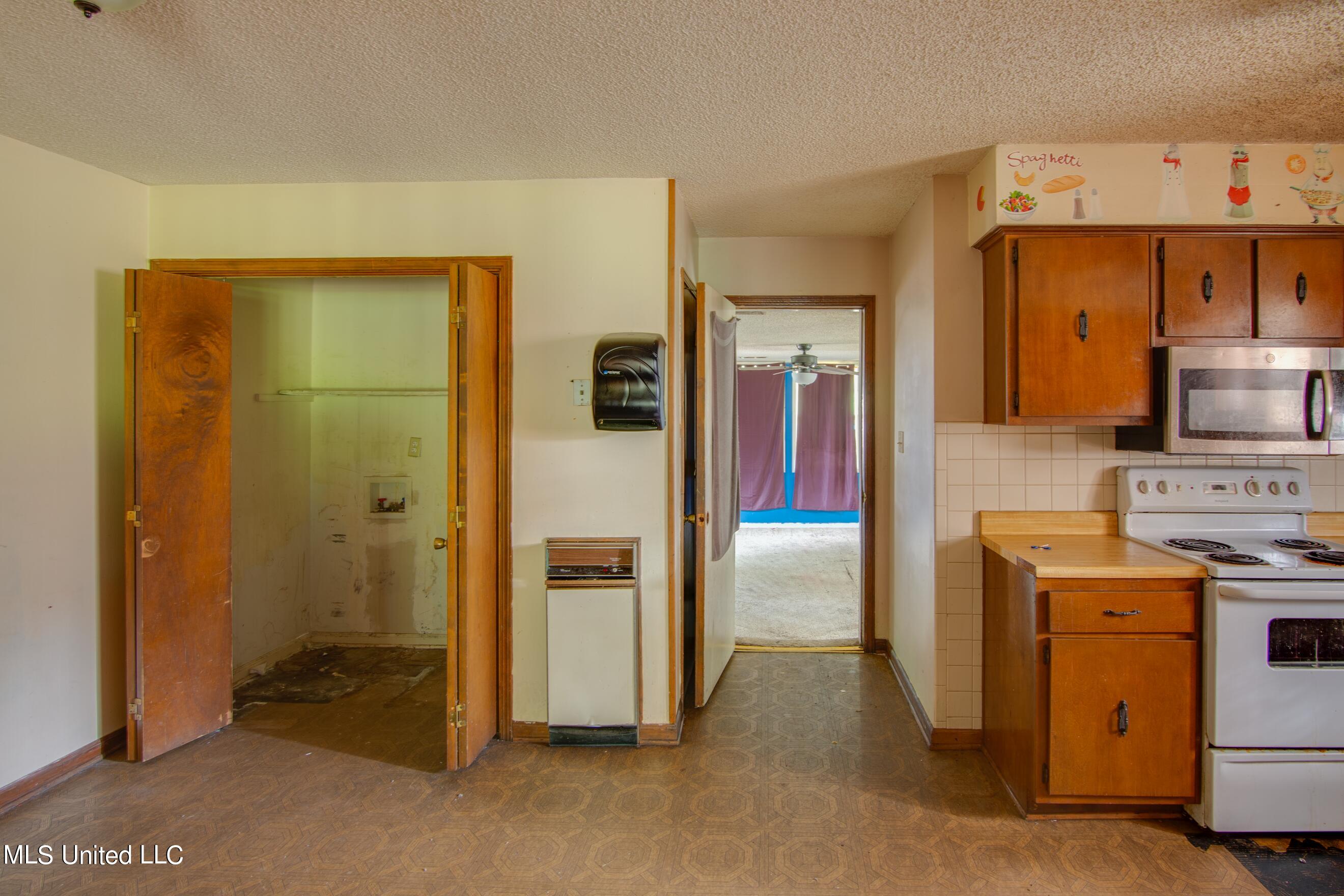6780 River Birch Road Walls, MS 38680 - Photo 5 of 13 Eating Area