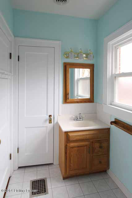 1874 Rutherford Avenue Louisville, KY 40205 - Photo 29 of 37 29 Upstairs Bath