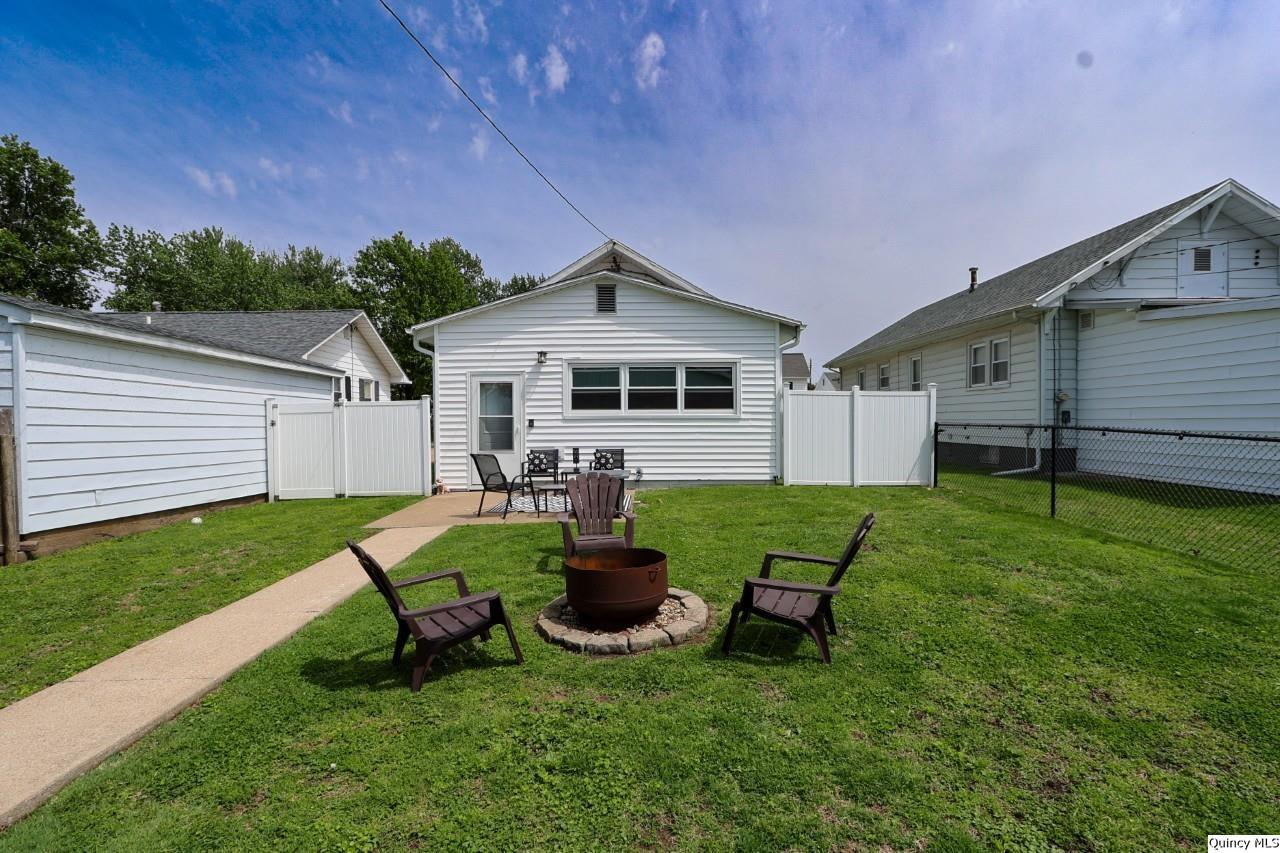 630 South 19th Street Quincy, IL 62301 - Photo 15 of 17 a backyard of a house with table and chairs