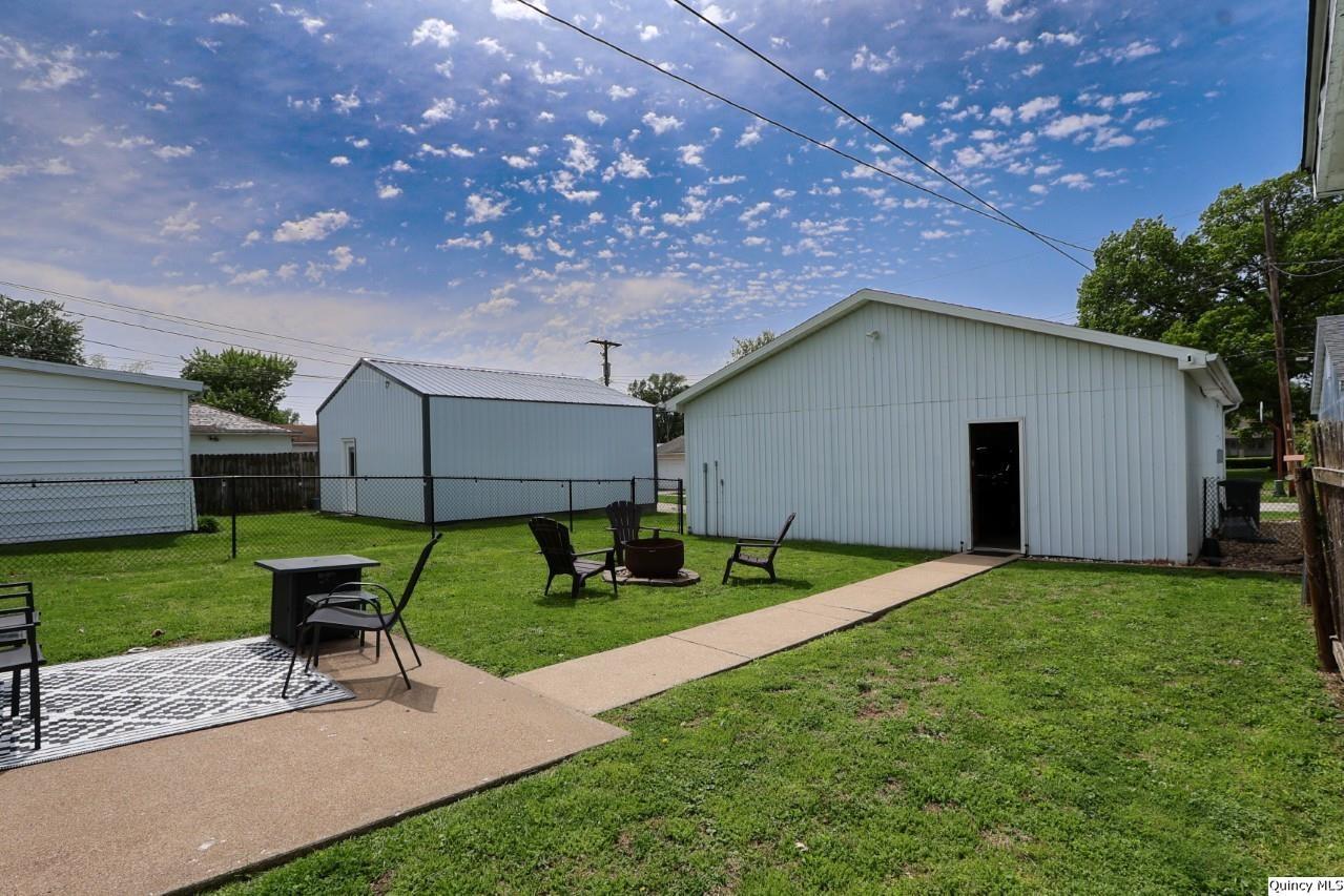 630 South 19th Street Quincy, IL 62301 - Photo 2 of 17 a view of a backyard with plants and a garden