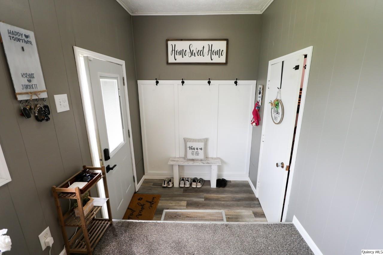 630 South 19th Street Quincy, IL 62301 - Photo 8 of 17 a room with furniture and white walls