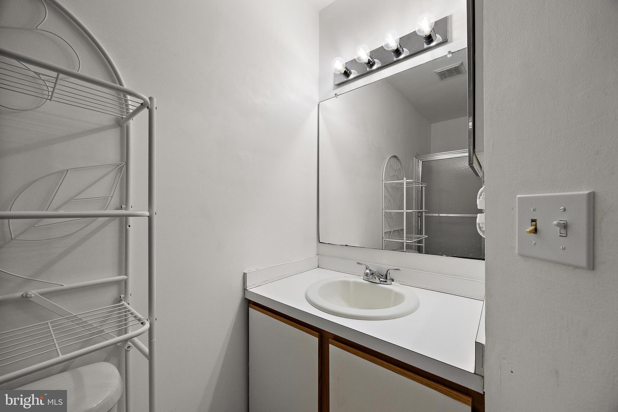 78 3 Rivers Drive Newark, DE 19702 - Photo 14 of 27 a bathroom with a sink and a mirror