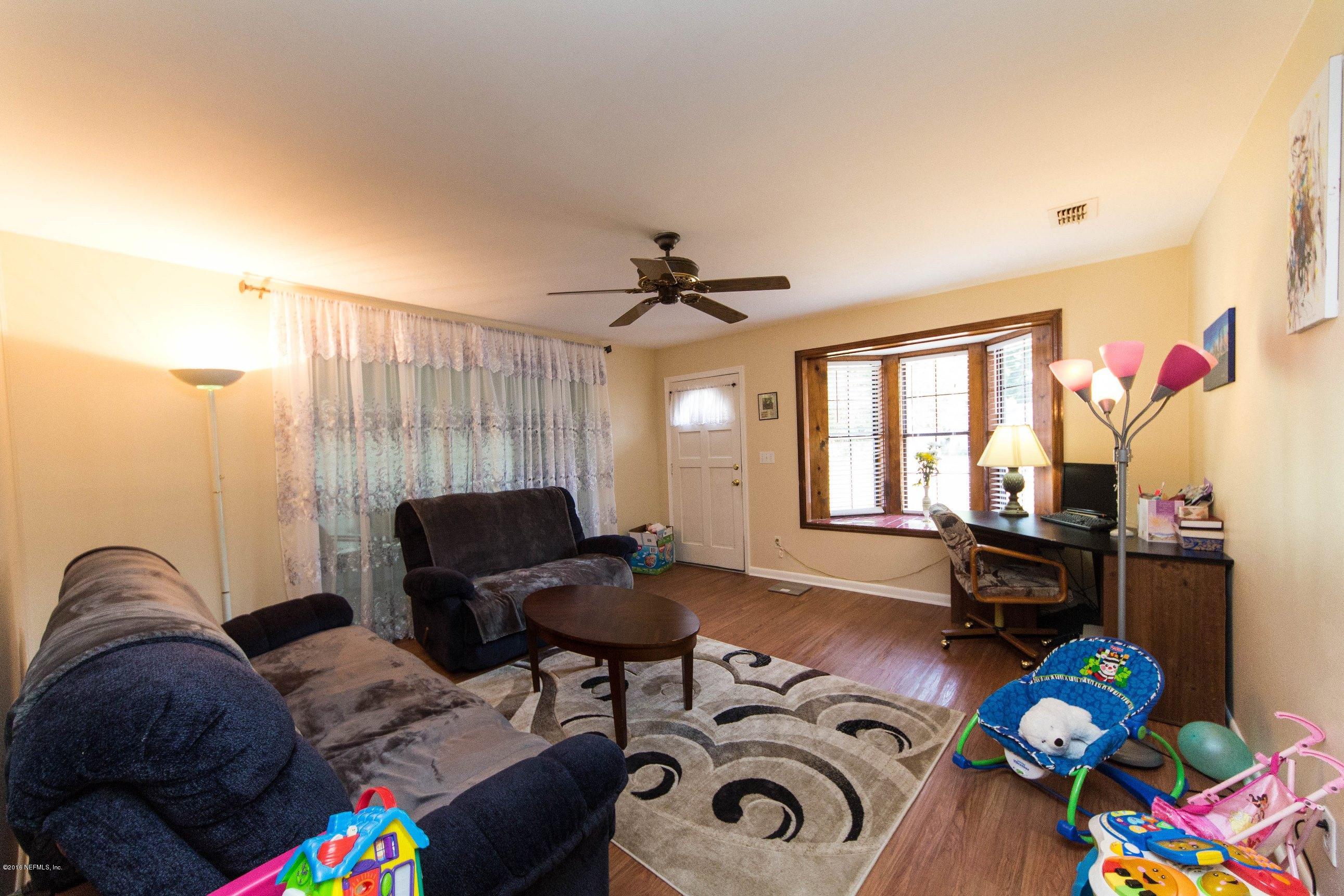 7204 Stonehurst Road North Jacksonville, FL 32277 - Photo 6 of 26 Living View 2