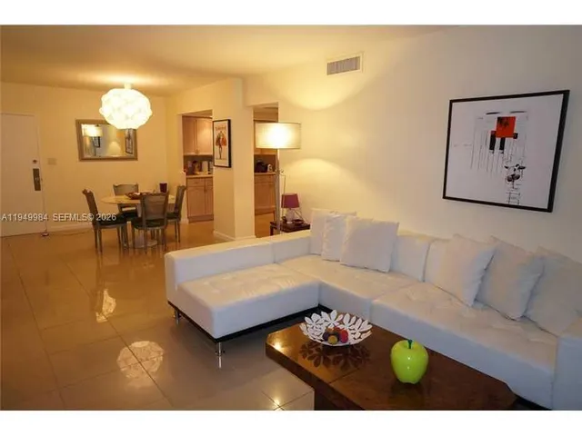 $3,500 | 5600 Collins Avenue, Unit 4P, Miami Beach, FL 33140