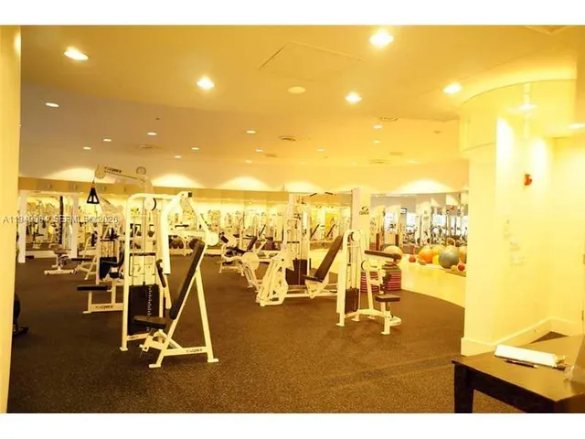 $3,500 | 5600 Collins Avenue, Unit 4P, Miami Beach, FL 33140