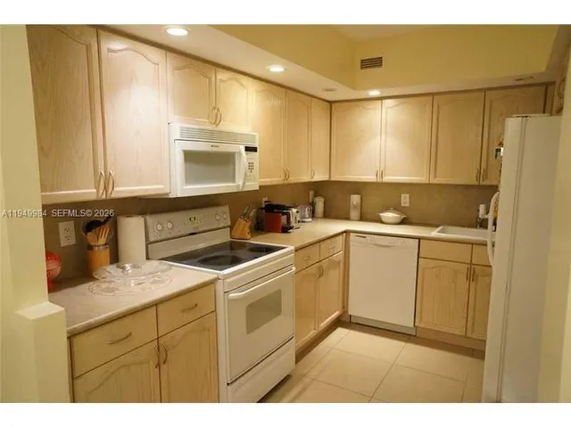 $3,500 | 5600 Collins Avenue, Unit 4P, Miami Beach, FL 33140