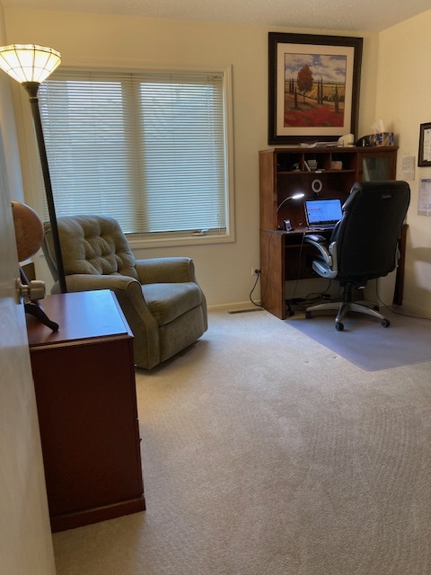 1154 Inverrary Lane, Unit 1154 Deerfield, IL 60015 - Photo 13 of 19 a livingroom with workspace and a couch