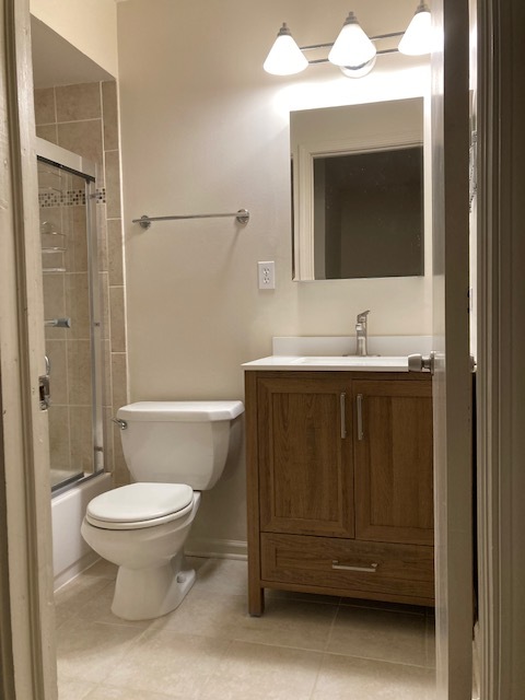 1154 Inverrary Lane, Unit 1154 Deerfield, IL 60015 - Photo 15 of 19 a bathroom with a toilet a sink and mirror