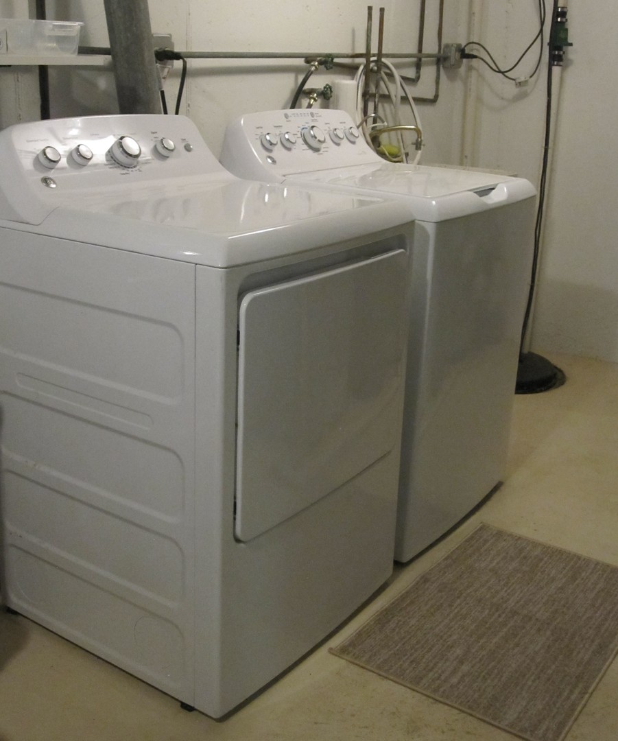 1154 Inverrary Lane, Unit 1154 Deerfield, IL 60015 - Photo 18 of 19 a utility room with dryer and washer