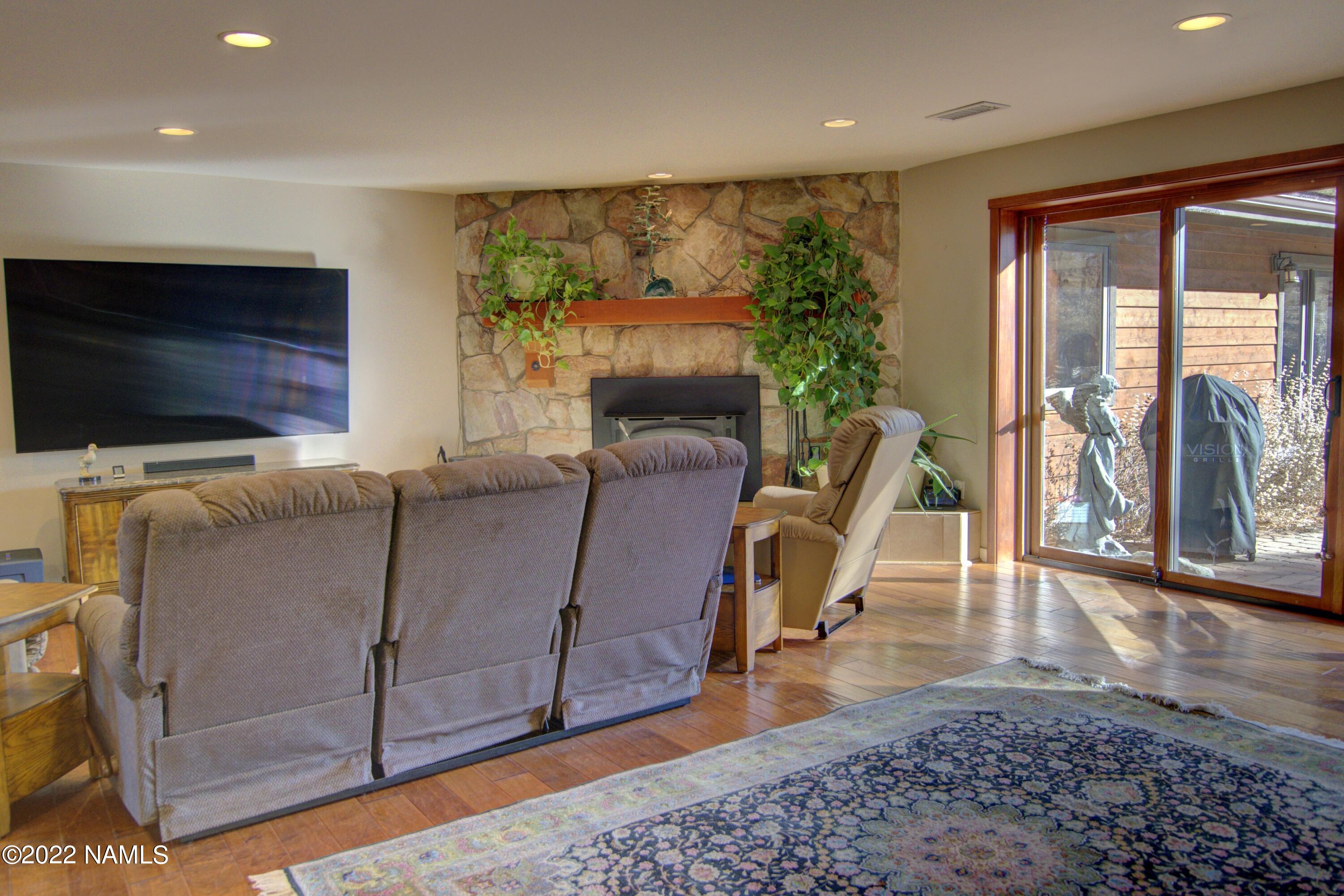 5400 Lindsey Road Flagstaff, AZ 86004 - Photo 10 of 34 Living Room