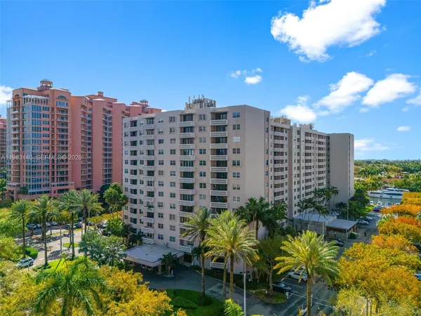$2,900 | 90 Edgewater Drive, Unit 1216, Coral Gables, FL 33133