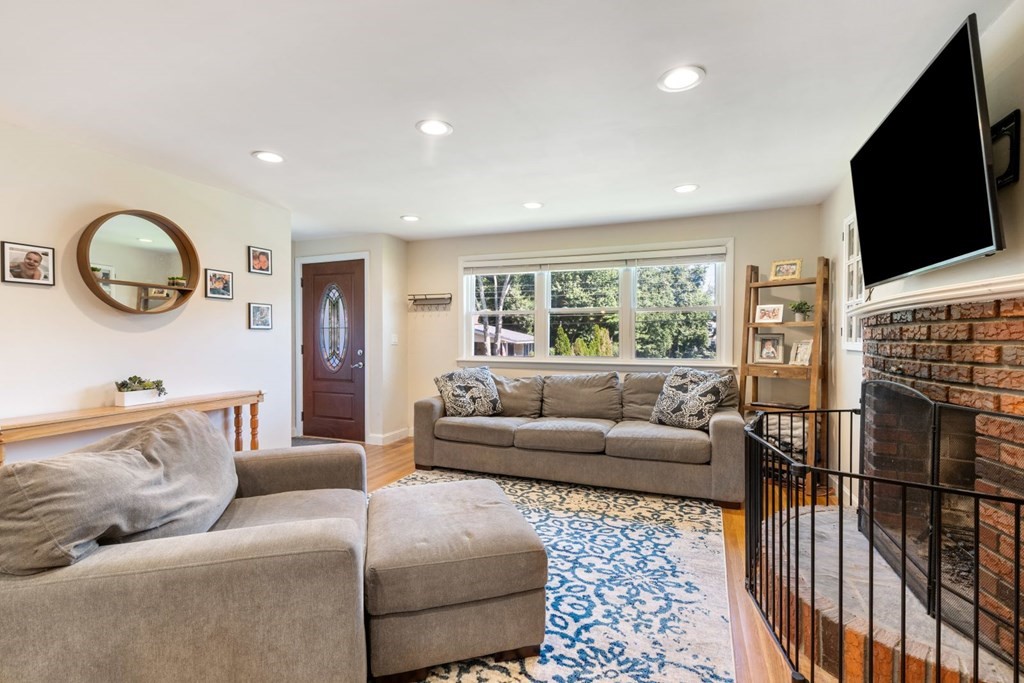 34 West Vanston Road Stoughton, MA 02072 - Photo 4 of 22