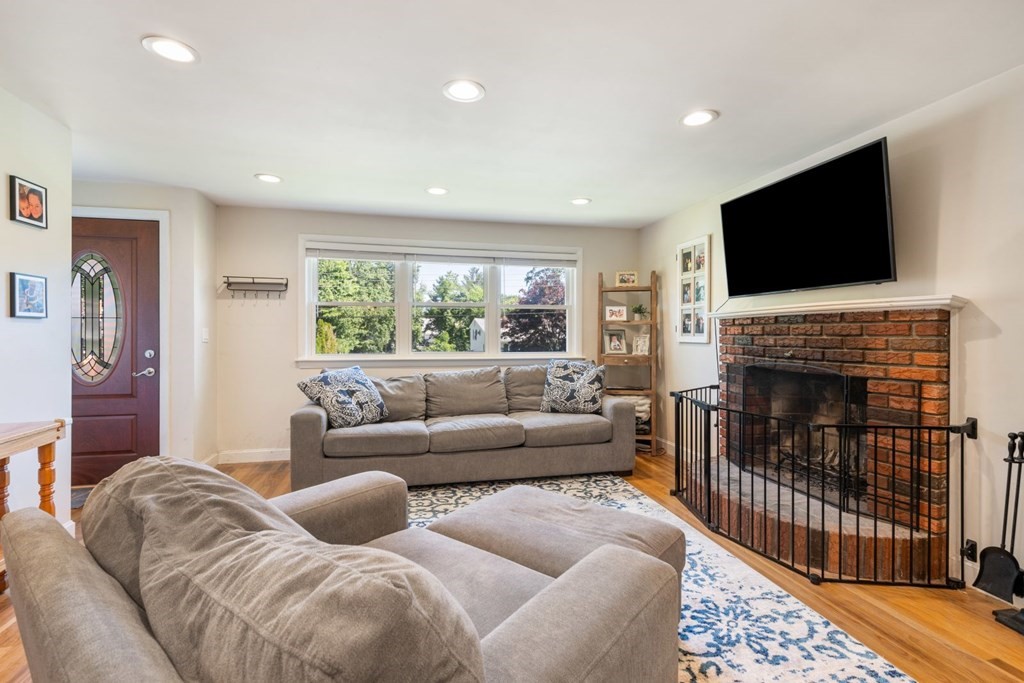 34 West Vanston Road Stoughton, MA 02072 - Photo 5 of 22