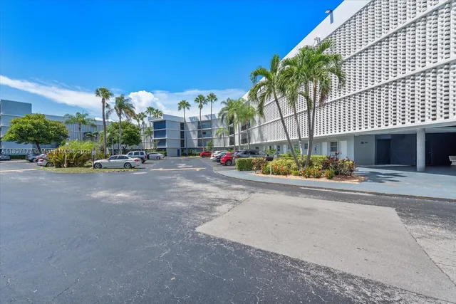 $2,300 | 875 Northeast 195th Street, Unit 413, Miami, FL 33179