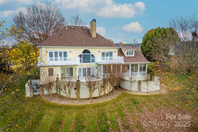 a view of a house with a yard balcony