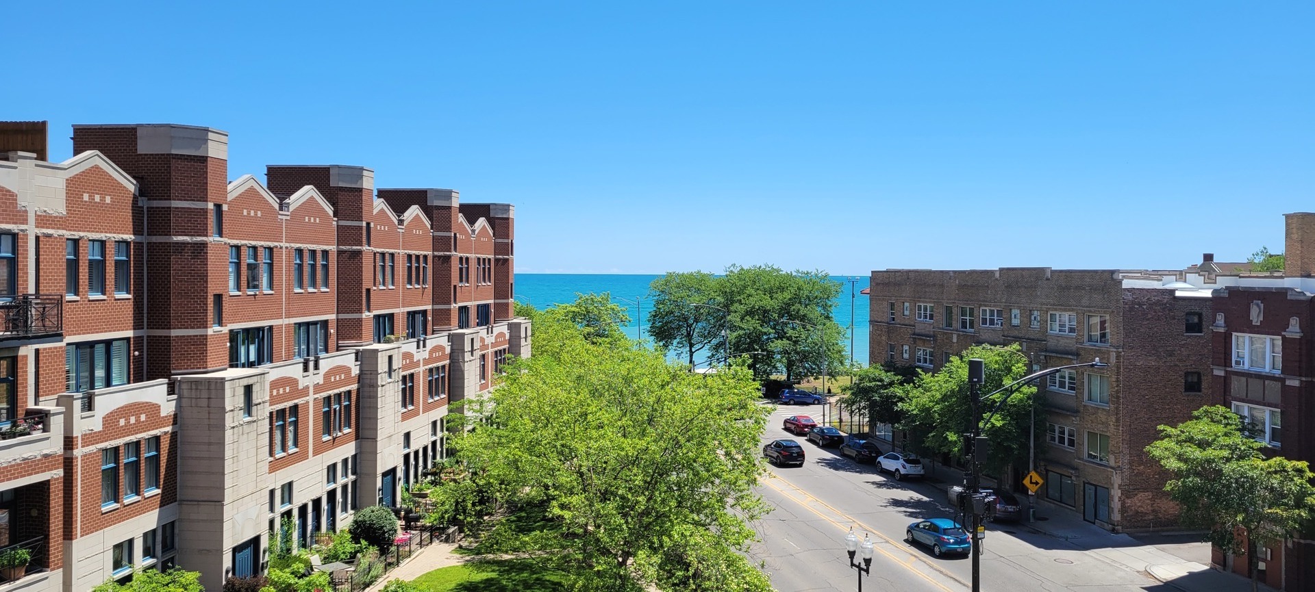 7738 North Sheridan Road, Unit 4R Chicago, IL 60626 - Photo 13 of 18 a view of buildings with an outdoor space
