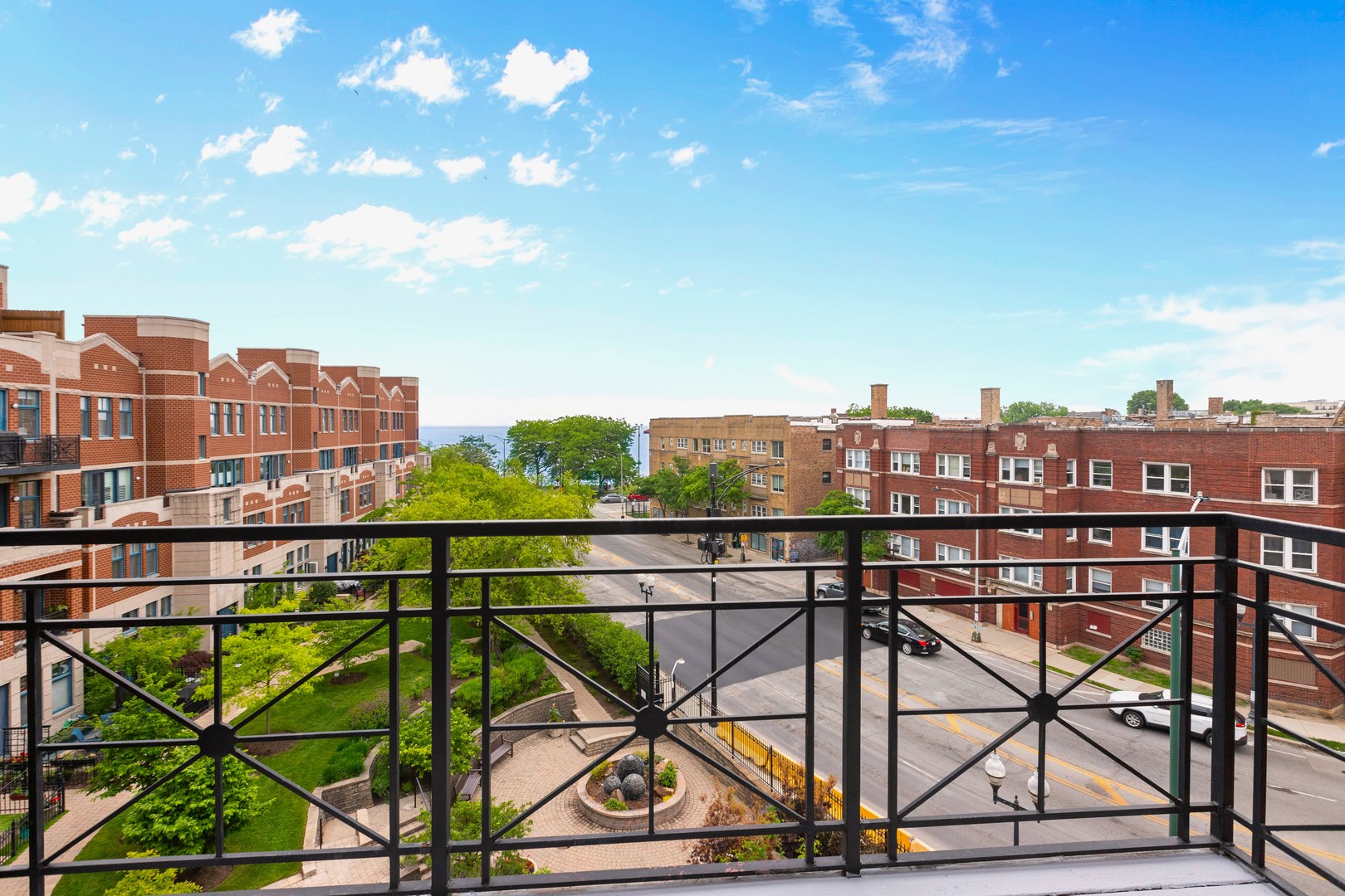7738 North Sheridan Road, Unit 4R Chicago, IL 60626 - Photo 15 of 18 a view of a chairs and table on the balcony