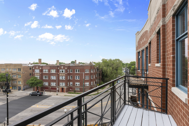 7738 North Sheridan Road, Unit 4R Chicago, IL 60626 - Photo 16 of 18 a view of a balcony with a patio