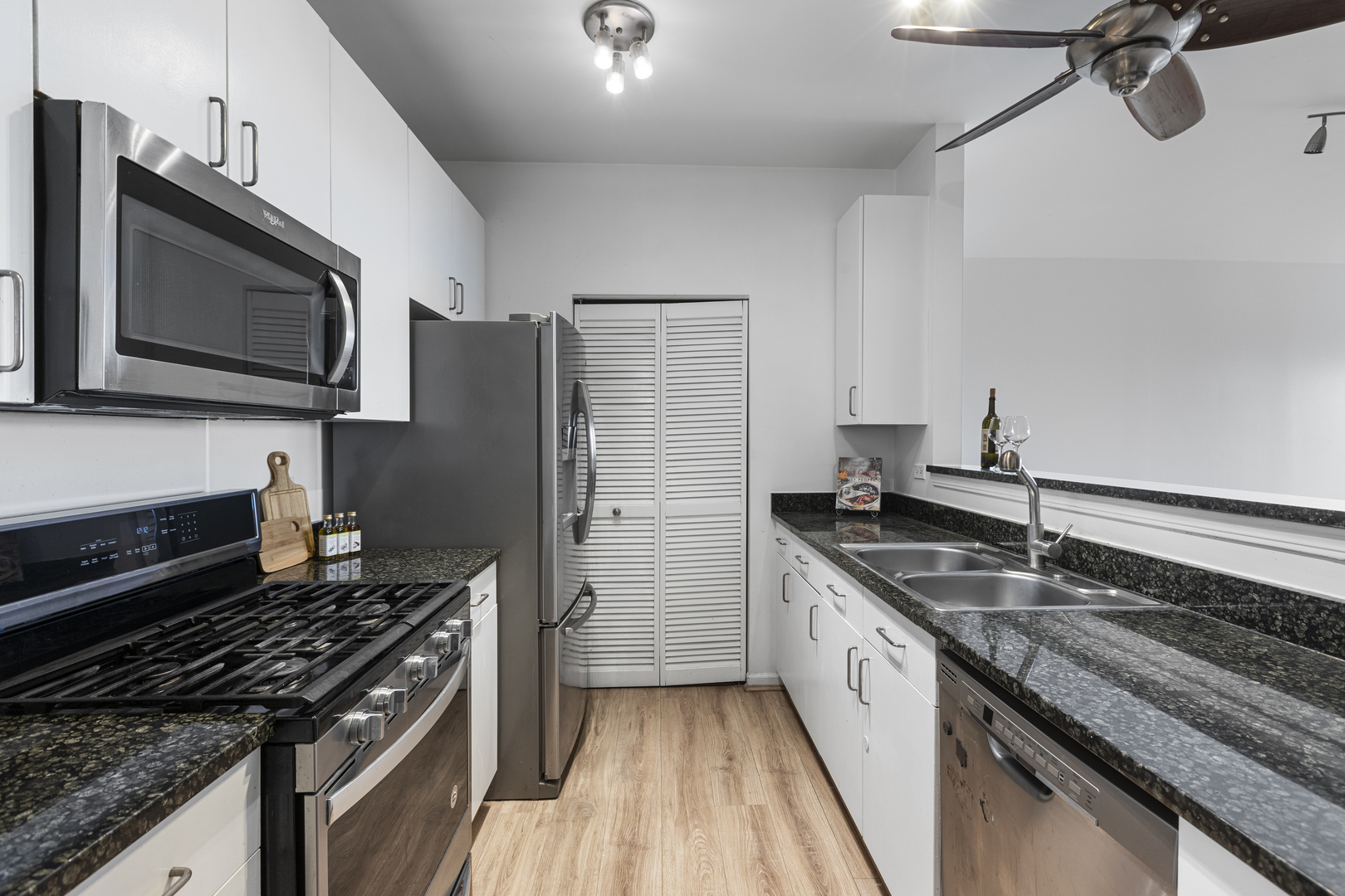 7738 North Sheridan Road, Unit 4R Chicago, IL 60626 - Photo 5 of 18 a kitchen with a sink stove and refrigerator