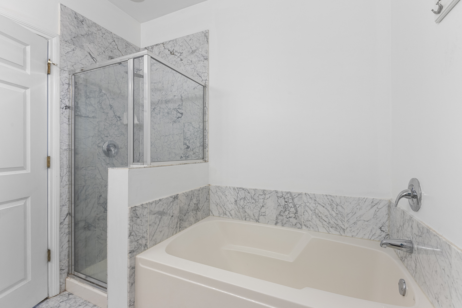 7738 North Sheridan Road, Unit 4R Chicago, IL 60626 - Photo 9 of 18 a bathroom with a bathtub and a shower
