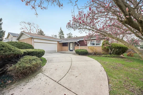 $345,000 | 817 Belair Drive, Darien, IL 60561