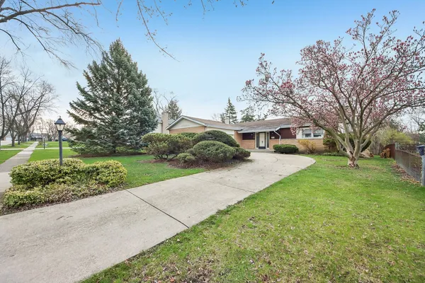 $345,000 | 817 Belair Drive, Darien, IL 60561
