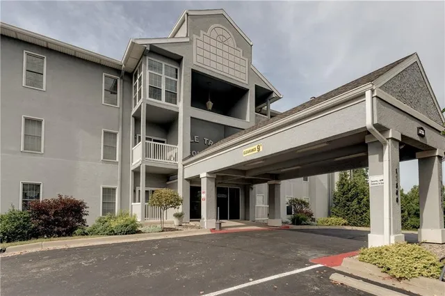 $210,000 | 17800 Bolger Road, Unit 147, Independence, MO 64055