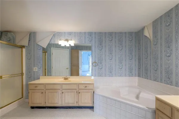 $200,000 | 17800 Bolger Road, Unit 147, Independence, MO 64055