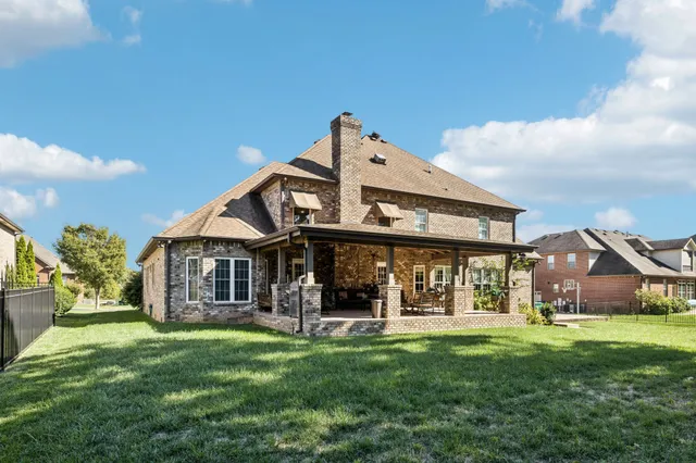 a view of yard with green space