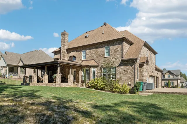 a view of a house with backyard and garden