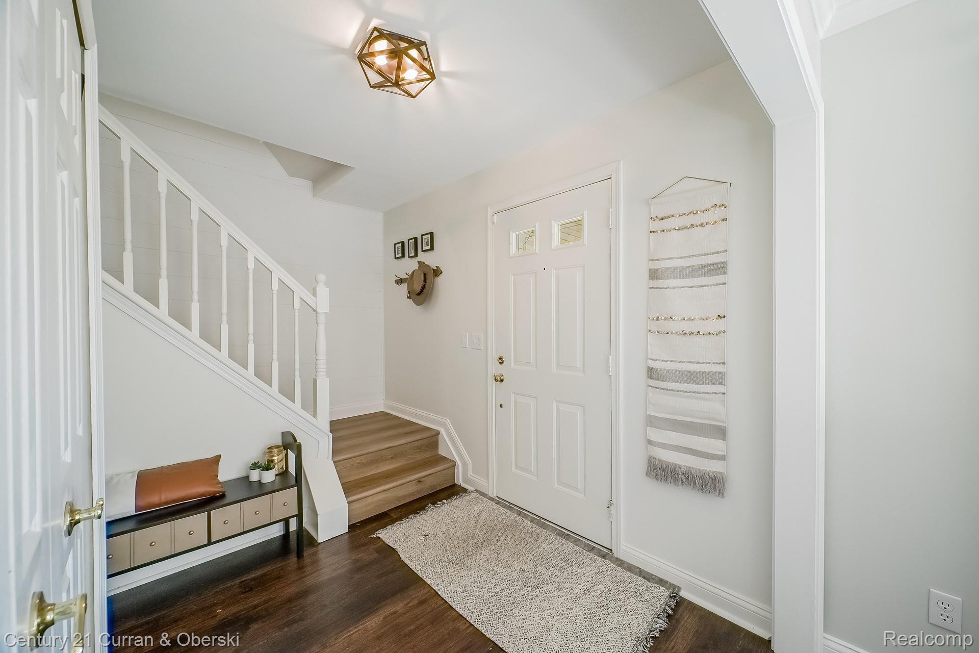 43074 Arlington Road Canton, MI 48187 - Photo 16 of 41 003-photo-foyer-8723815.jpg